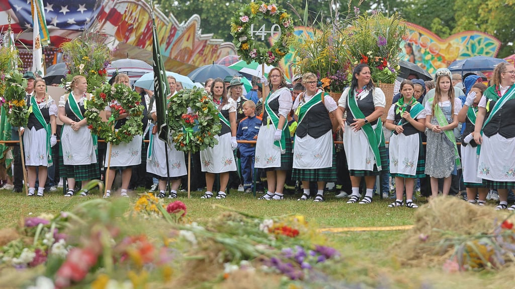 Aufstellung der Grasefrauen in der Meine. Der Hüttenröder Grasedanz hat 2025 auf seine 140-jährige Tradition zurückgeblickt und stand im Mittelpunkt des Harzfestes. 