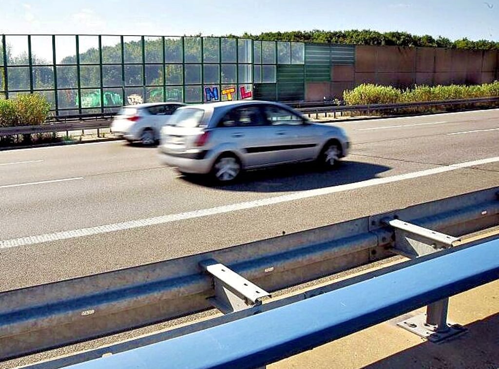 Kleinhelmsdorf wird teilweise durch eine Lärmschutzwand gegen den Krach der Autobahn 9 geschützt. 