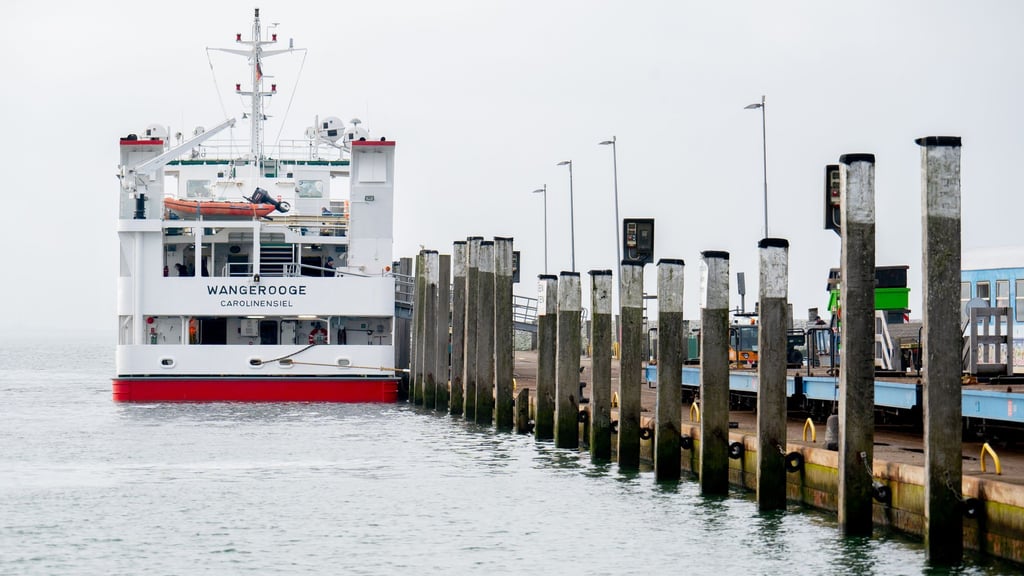 Aufgrund von Niedrigwasser und Eis fahren keine Fähren von und nach Wangerooge. (Archivbild)