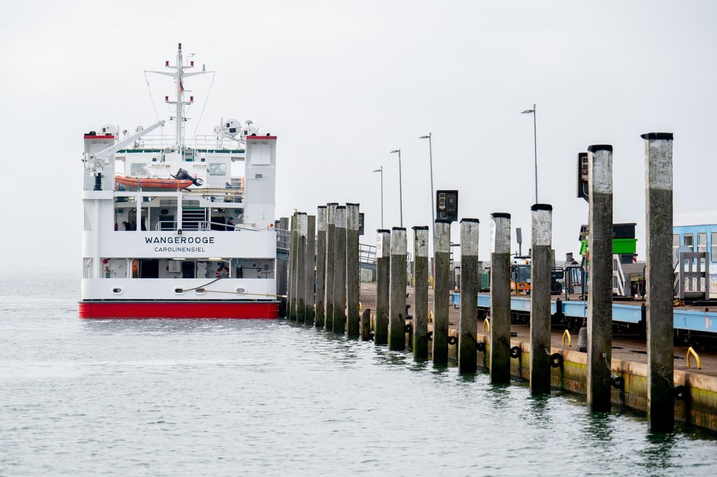 Aufgrund von Niedrigwasser und Eis fahren keine Fähren von und nach Wangerooge. (Archivbild)