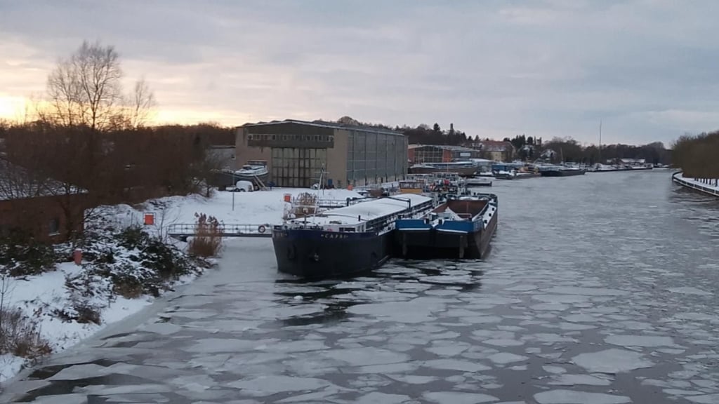 Badefreuden in Wahlitz: Mit Mütze und Prosecco geht es bei -5 Grad Celsius Außentemperatur in den Pool. Sturmtief "Elli" kann man im Jerichower Land auch etwas Positives abgewinnen.