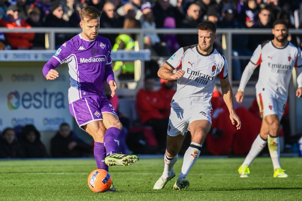 Niclas Füllkrug (M.) spielte mit der AC Mailand 1:1 in Florenz.