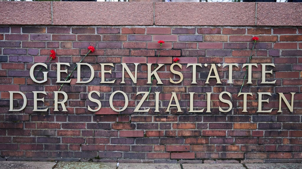 An der Gedenkstätte der Sozialisten am Zentralfriedhof Berlin-Friedrichsfelde wird traditionell an die Ermordung Rosa Luxemburg und Karl Liebknecht erinnert.