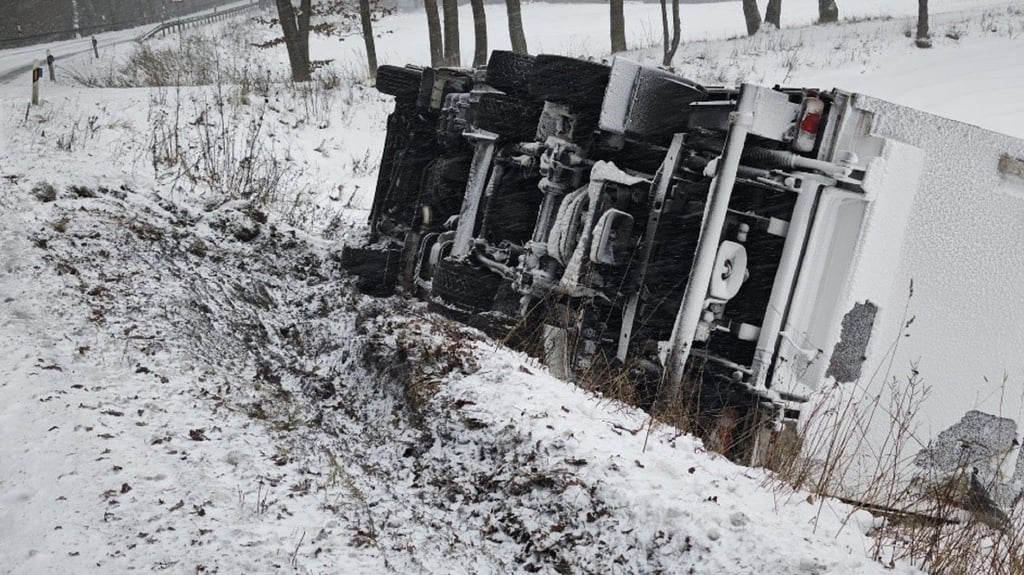 Ein Lkw ist zwischen Klötze und Schwiesau im Graben gelandet. 