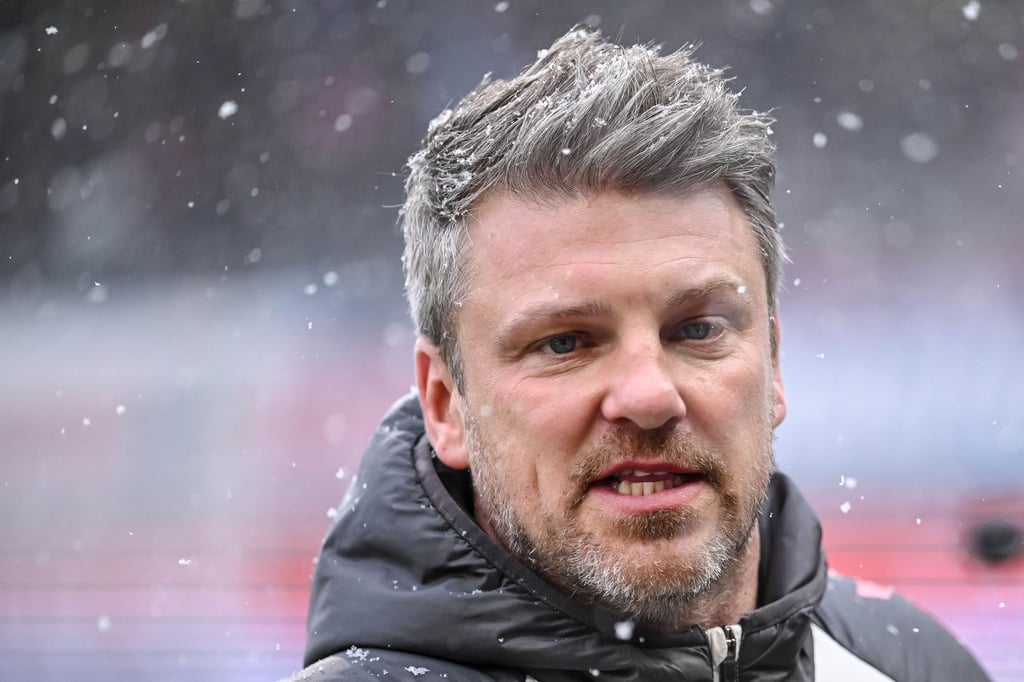 Kölns Trainer Lukas Kwasniok musste nach dem 2:2 in Heidenheim zu einem Fan-Plakat Stellung nehmen.