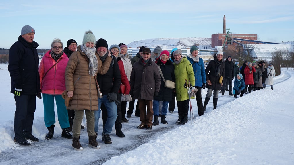 Die Grünkohlwanderung führte auch am Zielitzer Kaliwerk vorbei.