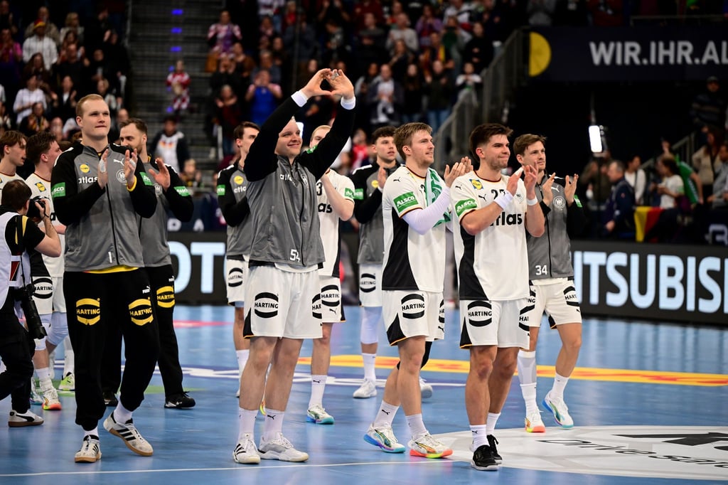 Die deutschen Handballer bedankten sich nach dem Sieg gegen Kroatien für die Unterstützung der Fans.