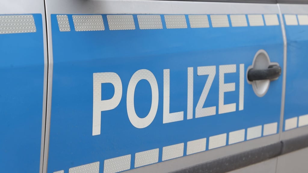 Die Polizei Halle fahndet nach einem Mann.