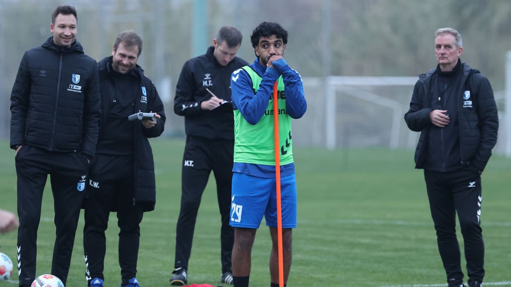 Bei Rayan Ghrieb schauen Pascal Ibold (l.) und Petrik Sander (r.) inzwischen ganz genau hin.