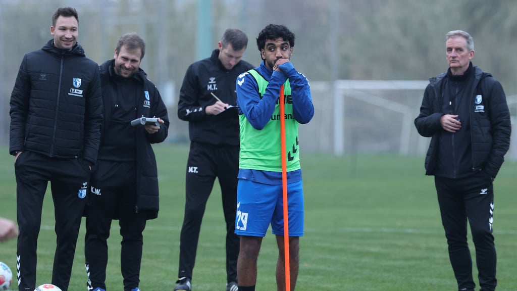 Bei Rayan Ghrieb schauen Pascal Ibold (l.) und Petrik Sander (r.) inzwischen ganz genau hin.