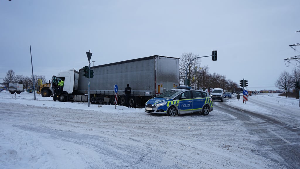 Ein Lkw war an der Kreuzung am Lindenpark, zwischen der L44 Richtung Wolmirstedt, von der Straße gerutscht.
