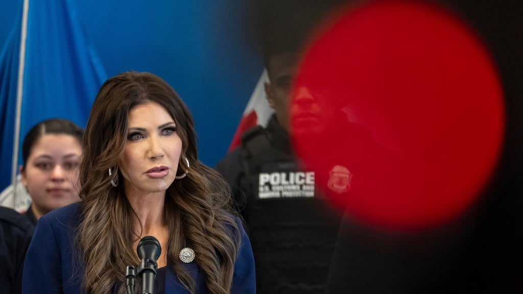 Kündigt die Entsendung Hunderter weiterer Bundesbeamter nach Minneapolis an - US-Heimatschutzministerin Kristi Noem. (Archivbild)