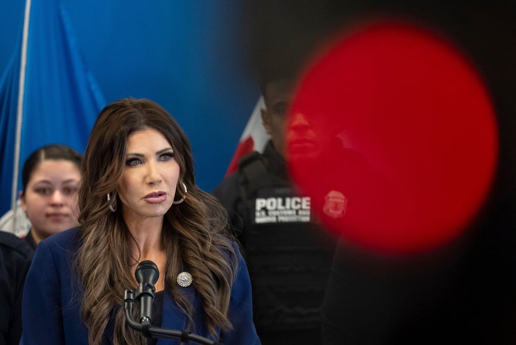 Kündigt die Entsendung Hunderter weiterer Bundesbeamter nach Minneapolis an - US-Heimatschutzministerin Kristi Noem. (Archivbild)