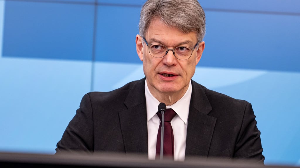 Schnieder mahnt weiter zur Vorsicht (Archivbild).