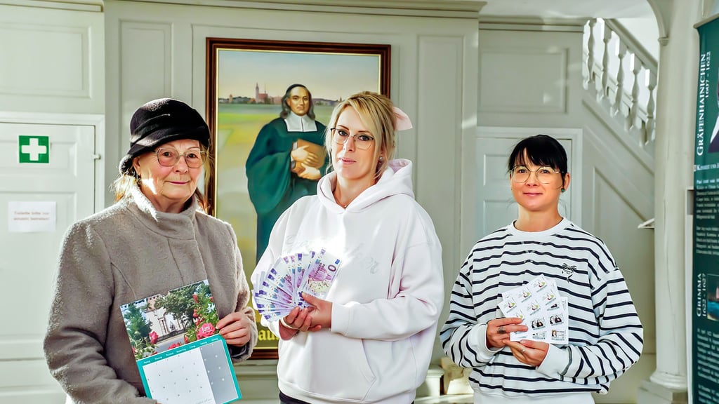 Wilma Deißner, Nicole Täsch und Claudia Berg  zeigen die Besonderheiten anlässlich des 350. Todestags von Paul Gerhardt. 