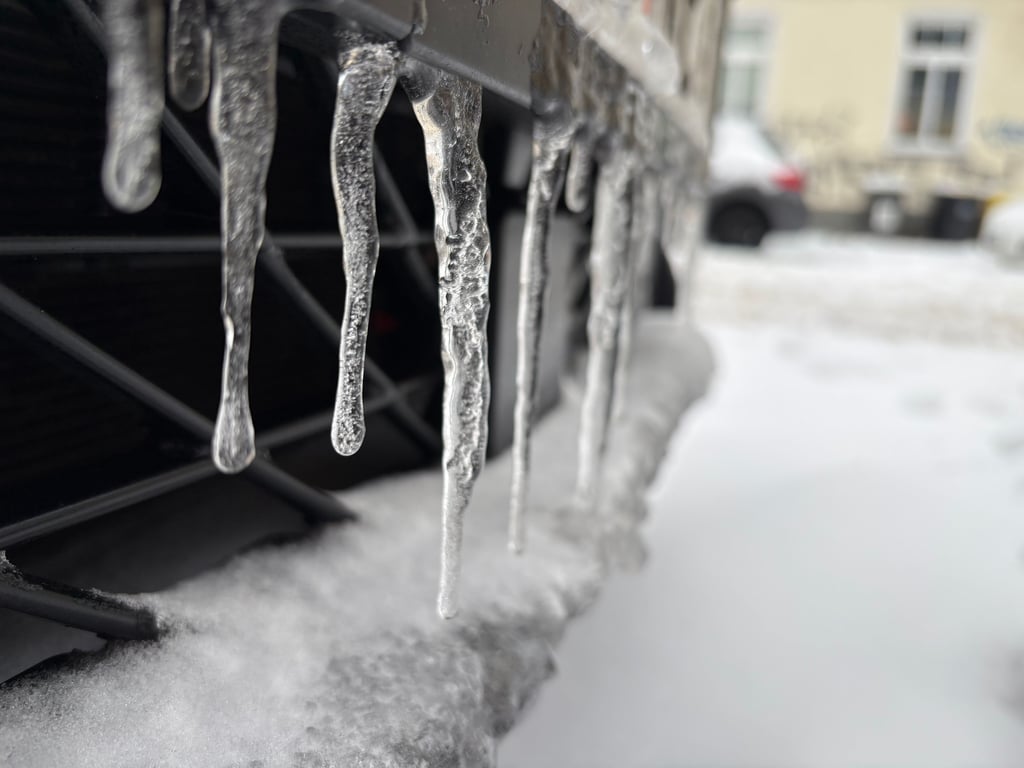 Im Jerichower Land steigt nun die Eisgefahr - auf Straßen droht Glatteis. Unnötige Fahrten sollten vermieden werden.
