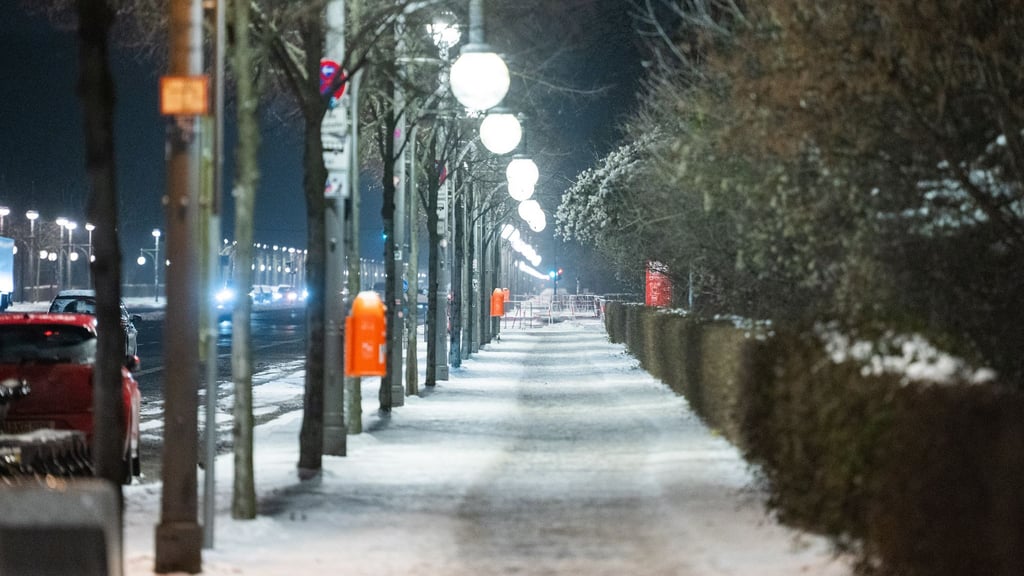 Glatteis könnte in den kommenden Tagen auch auf den Fußwegen für Gefahr sorgen. (Symbolbild)