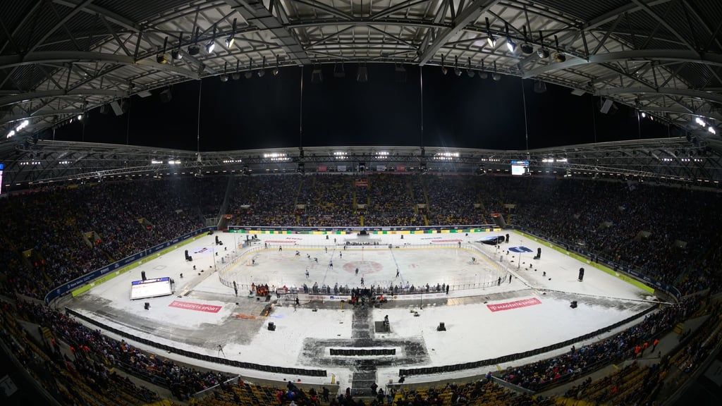 DEL Wintergame begeistert Spieler und Fans im Dresdner Rudolf-Harbig-Stadion.