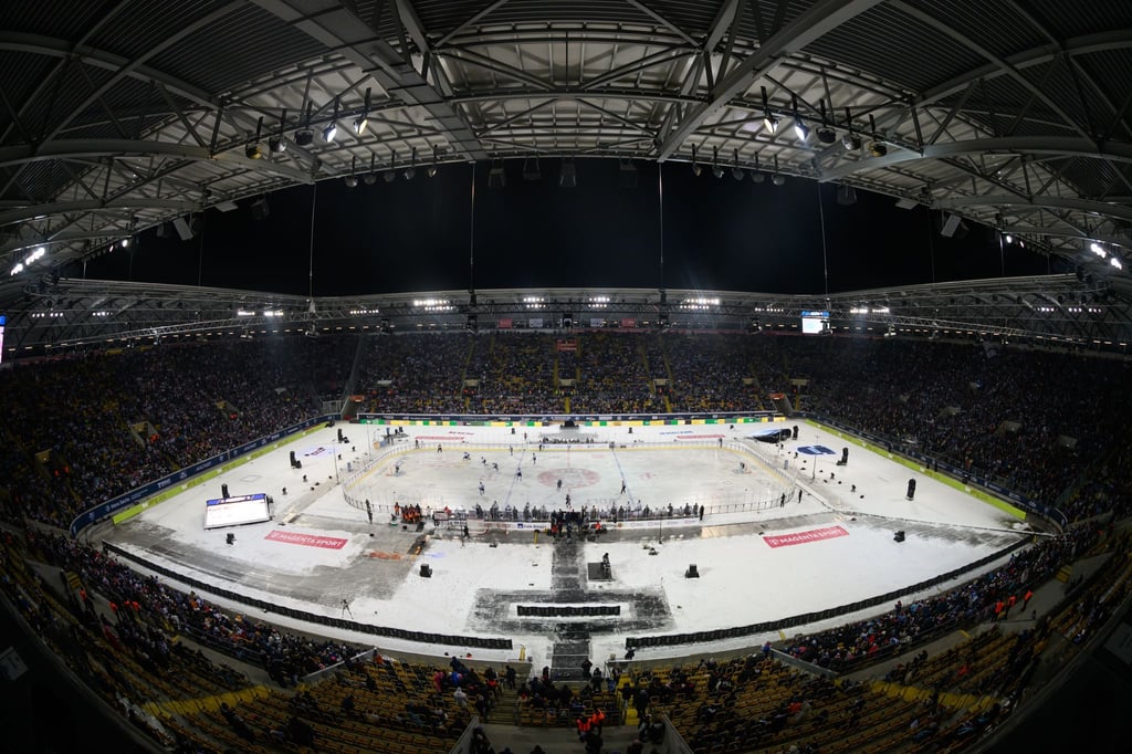 DEL Wintergame begeistert Spieler und Fans im Dresdner Rudolf-Harbig-Stadion.