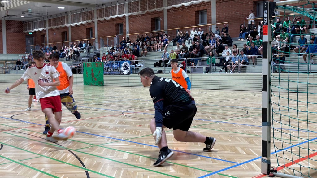 Die Burger Faultiere (orangefarbene Leibchen) werden beim Mitternachtsturnier in Burg als Publikumslieblinge angefeuert, da sie stets als Außenseiter in ihre Spiele gehen.