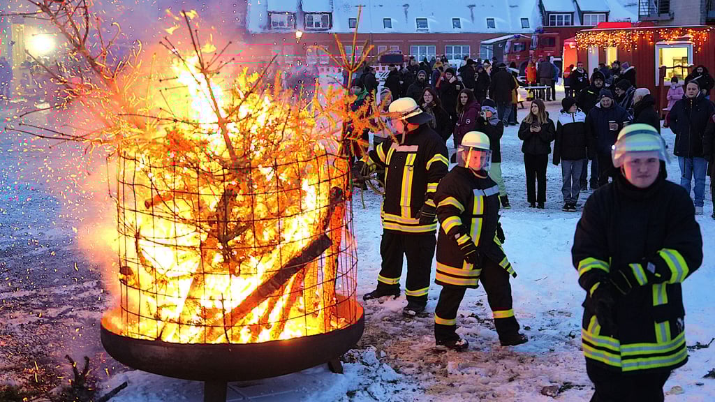 Rund 400 Besucher kamen trotz Schnee und Kälte zum Weihnachtsbaumverbrennen der Freiwilligen Feuerwehr Stendal.