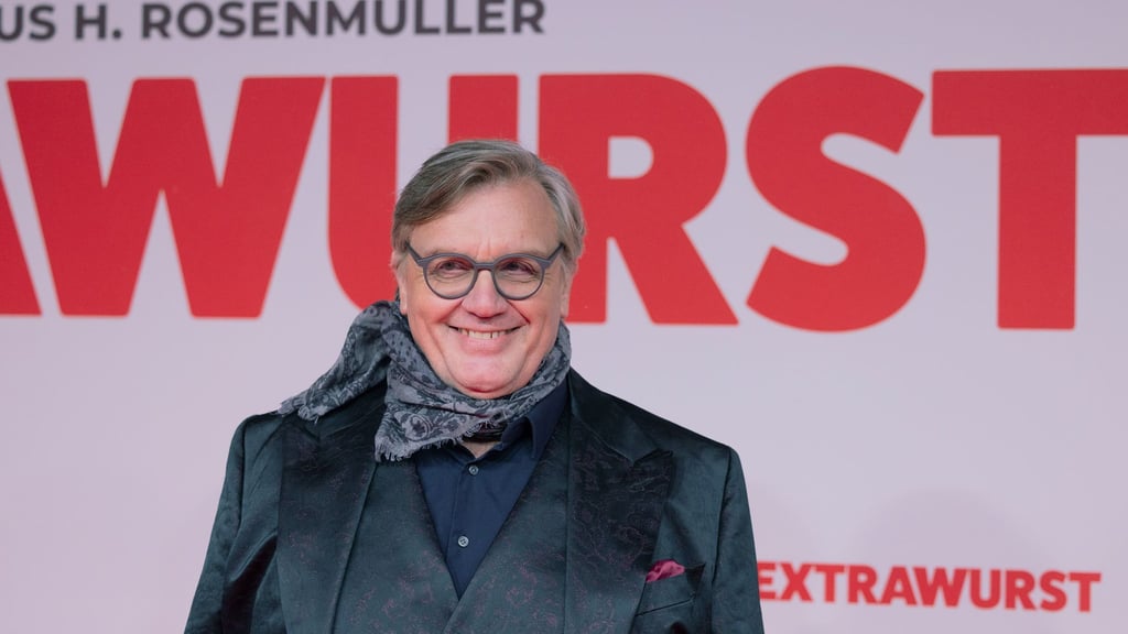 Hape Kerkeling spielt in der Gesellschaftssatire „Extrawurst“ den Vorsitzenden eines Tennisclubs. (Archivbild)