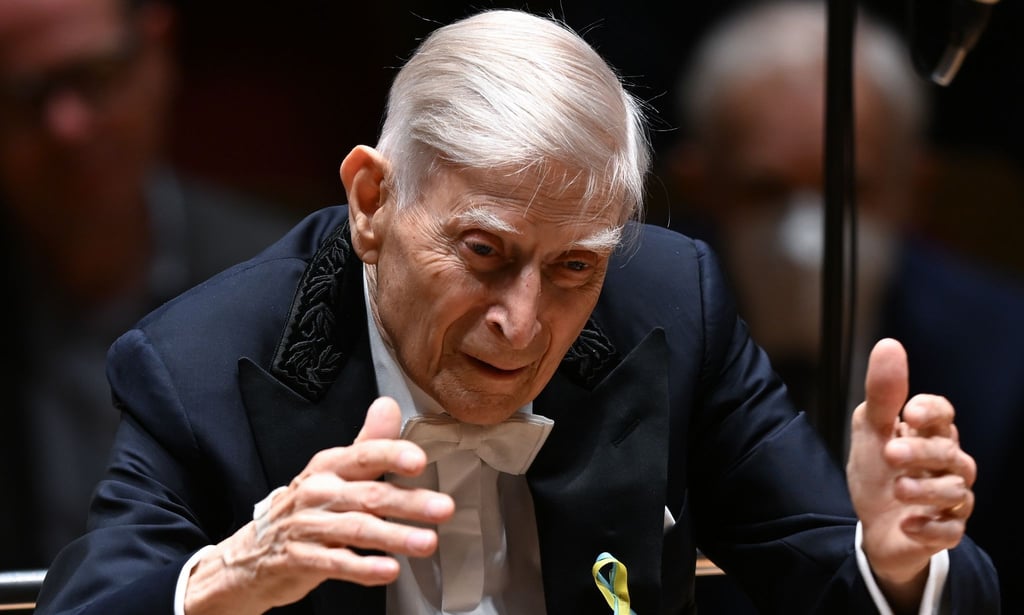 Dirigent Herbert Blomstedt (98) hat als Dirigent der Staatskapelle Dresden das Publikum in der Semperoper begeistert. (Archivbild)