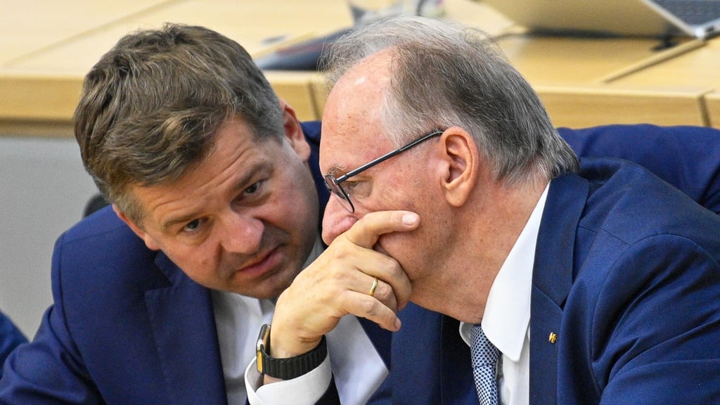 „Ich habe von ihm gelernt, dass man vielleicht über manche Dinge noch mal eine Nacht schläft, bevor man sie entscheidet“, sagt Sven Schulze (CDU) über Reiner Haseloff (CDU). (Archivbild)
