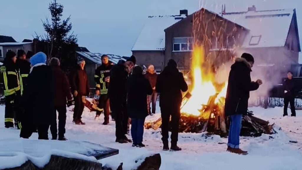 Ein gemütliches Beisammensein gabs beim Weihnachtsbaumverbrennen in Wahrburg.
