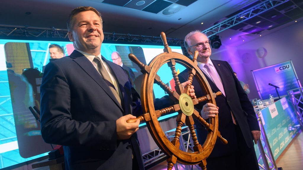 Sven Schulze will in der Staatskanzlei das Steuerrad von Sachsen-Anhalts Regierungschef Reiner Haseloff (beide CDU) übernehmen. (Archivbild)