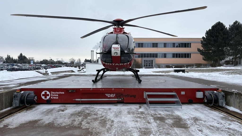 „Christoph 37“ auf der nagelneuen Rettungsplattform am Nordhäuser Südharz-Klinikum.