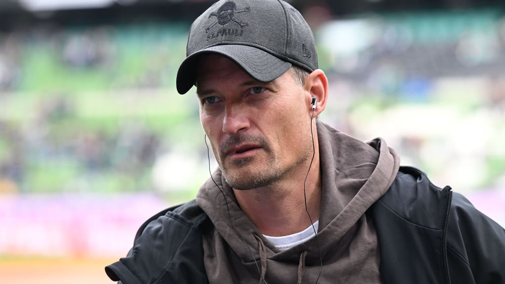 Mit Verspätung in das Fußball-Jahr: St. Paulis Trainer Alexander Blessin. (Archivbild)