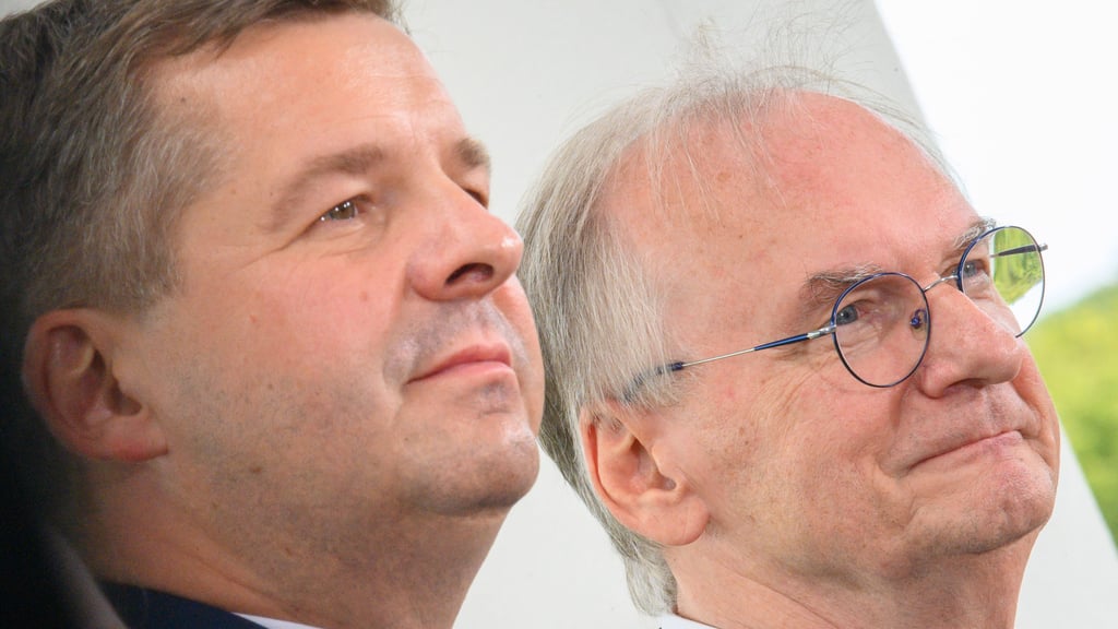 Ministerpräsident Reiner Haseloff (rechts) und CDU-Spitzenkandidat Sven Schulze. 