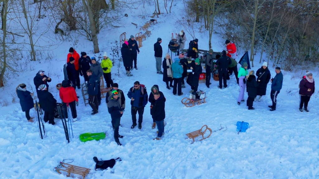 Spontan haben die Dahlenwarsleber ein Rodel-Event auf die Beine gestellt&nbsp;– mit Grill, Glühwein, Kaffee und Kuchen.