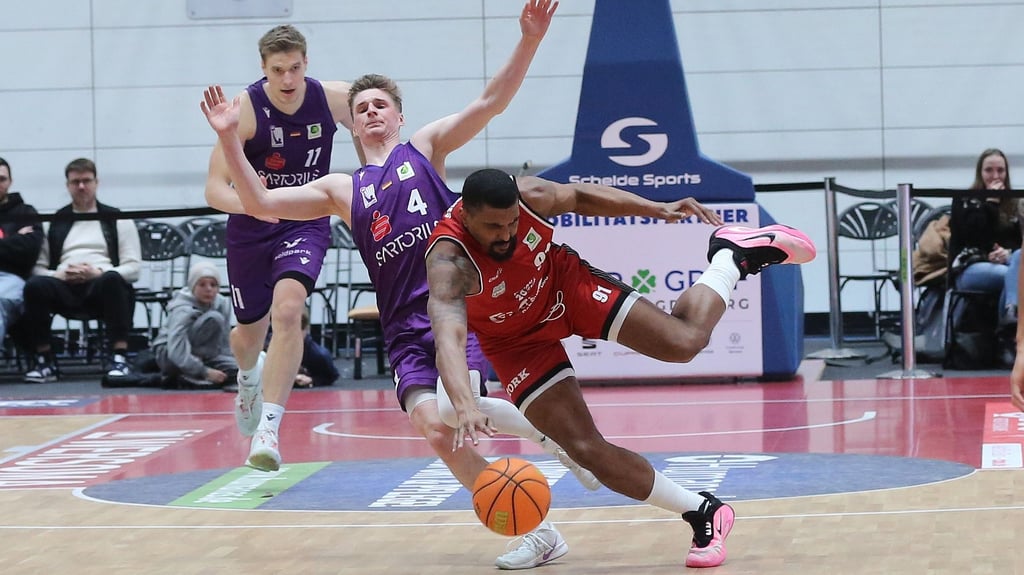 Erst agierte Michael Hughes (am Ball) überragend, später durfte er wegen seines fünften Fouls nur noch zuschauen.