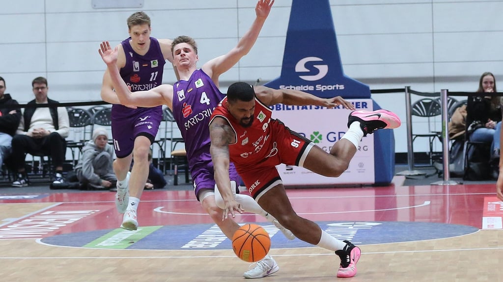 Erst agierte Michael Hughes (am Ball) überragend, später durfte er wegen seines fünften Fouls nur noch zuschauen.