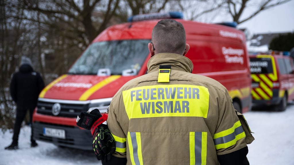 In Wismar ist eine Leiche aus einem Teich geborgen worden.