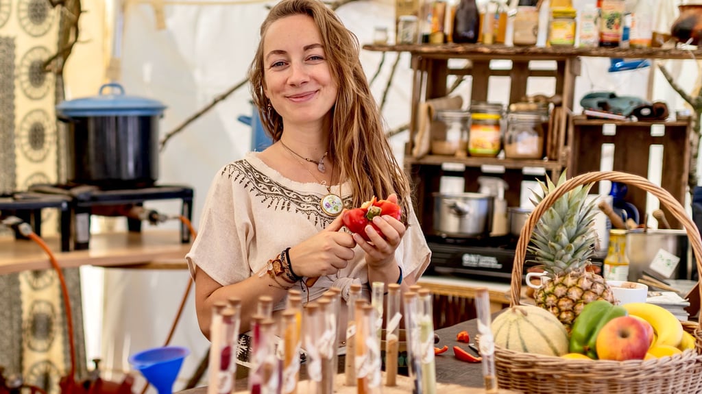 Pia Dankert beim Zubereiten ihrer veganen Speisen.
