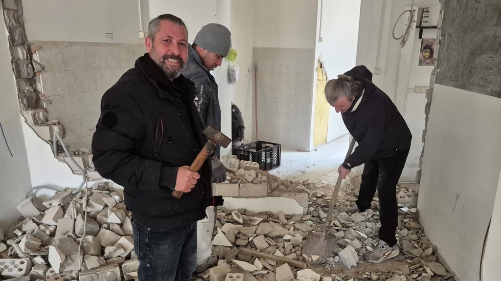 Chef Mustafa Erusta (r.) legt selbst mit Hand an.