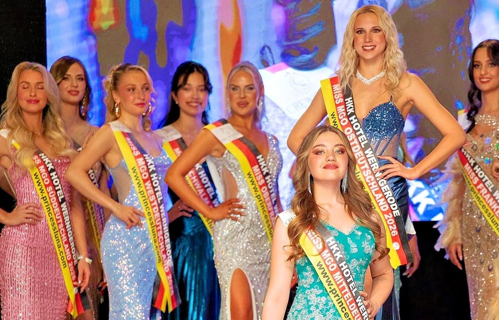 Die 17-jährige Luise Buchta aus Bernburg (vorn) nahm als Miss Mitteldeutschland an der Wahl der Miss Deutschland 2026 in Wernigerode teil.