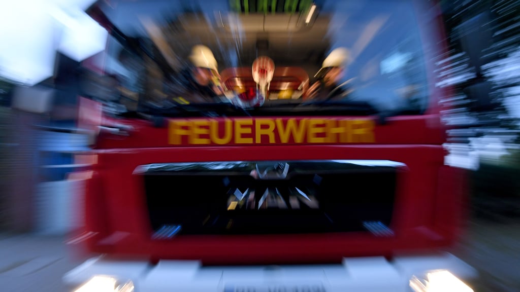 In Weißenfels musste die Feuerwehr in der Nacht zu Montag wegen  zweier brennender Pkw ausrücken (Symbolfoto).