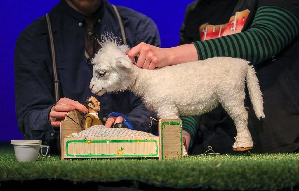 „Josef Schaf will auch einen Menschen“ im Magdeburger Puppentheater.