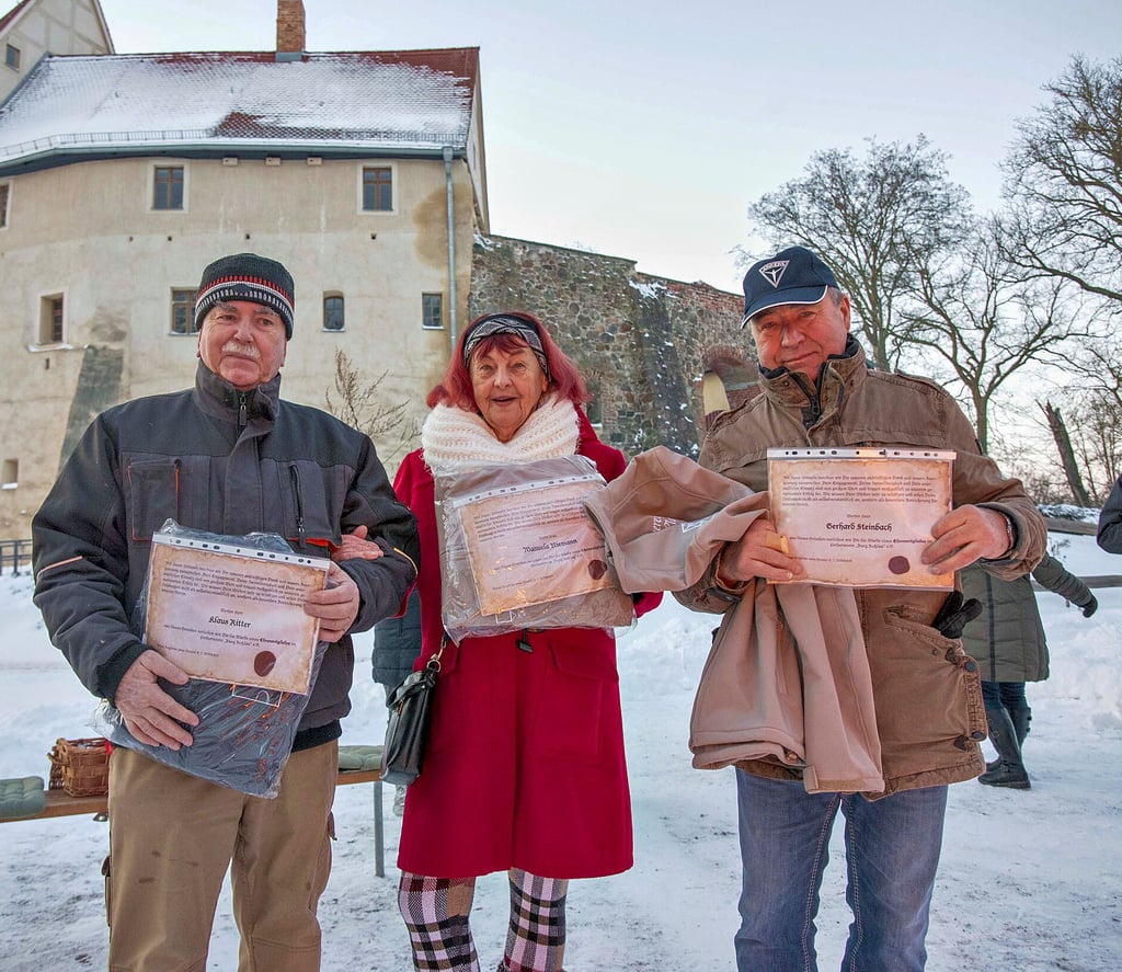 Klaus Ritter( links) Manuela Niemann und Gerhard Steinbach erhalten die Ehrenmitgliedschaft sowie eine Urkunde und eine Vereinsjacke vom Förderverein der Burg Roßlau.