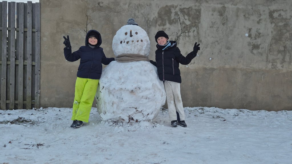 Finn und Percy Hendschke aus Althaldensleben haben einen breiten und sehr stabilen Schneemann erbaut.