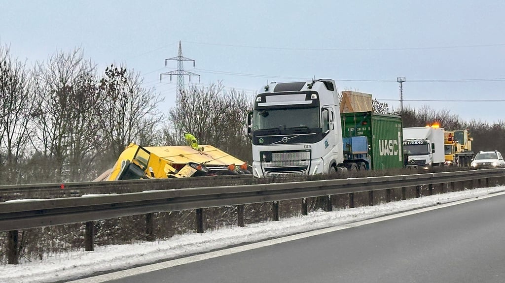 Der Fahrer des tschechischen Lkws war eingeschlafen, gegen die Leitplanke gefahren und anschließend mit dem Fahrzeug umgekippt. Dabei verteilte der mit Streusalz beladene Laster seine Ladung auf der Fahrbahn. Die rechte Fahrspur ist derzeit für Bergungs- und Reinigungsarbeiten gesperrt.