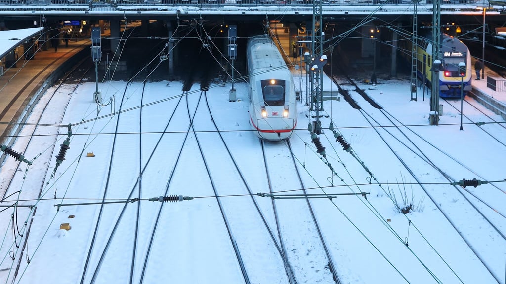 Die Deutsche Bahn rechnet angesichts der Glätte in Teilen Deutschlands mit Verspätungen. (Archivbild)