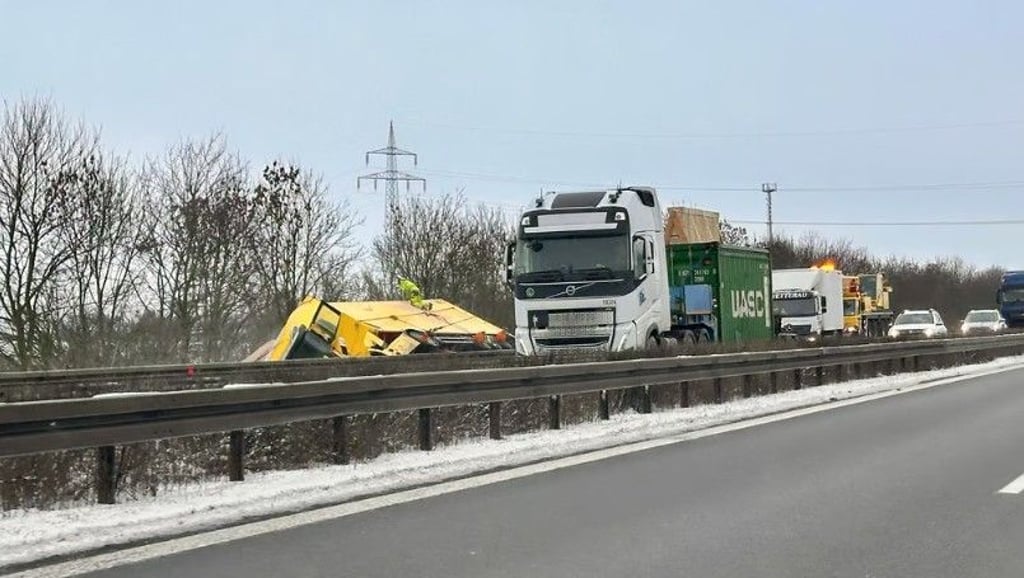 Der Fahrer des tschechischen Lkw war eingeschlafen, gegen eine Leitplanke der A14 bei Halle gefahren und anschließend mit dem Fahrzeug umgekippt. &nbsp;