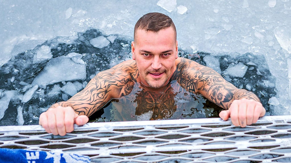 Sebastian Schubutz traut sich bei -8 Grad Lufttemperatur ins eisige Wasser des Kretzschauer Sees.  