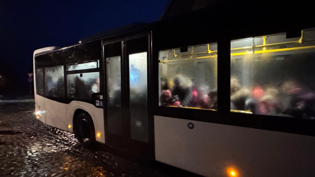 Proppevoll fährt der Schulbus um 6.53 Uhr ab Zilly erst zur Sekundarschule Dardesheim und dann nach Hessen zur Grundschule.