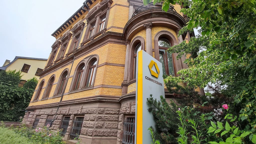 Blick auf das Gebäude der Commerzbank in der Sangerhäuser Bahnghofstraße. Die Bank baut ihren Service in der Kreisstadt aus.